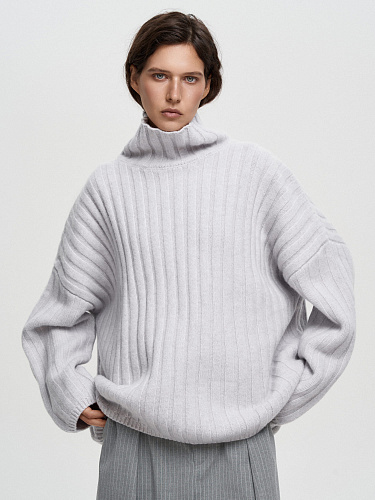 Шерстяной свитер с воротником-стойкой