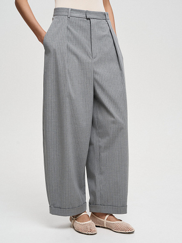 Классические брюки свободного кроя