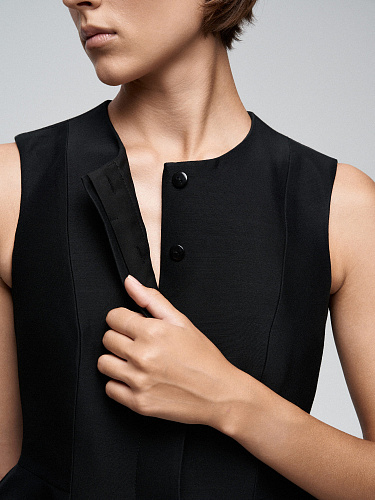 Короткое платье без рукавов