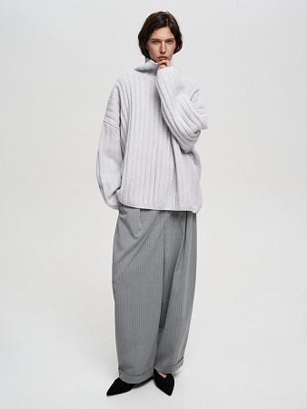 Шерстяной свитер с воротником-стойкой