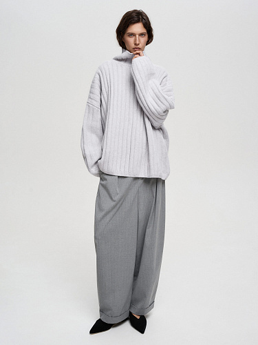 Шерстяной свитер с воротником-стойкой