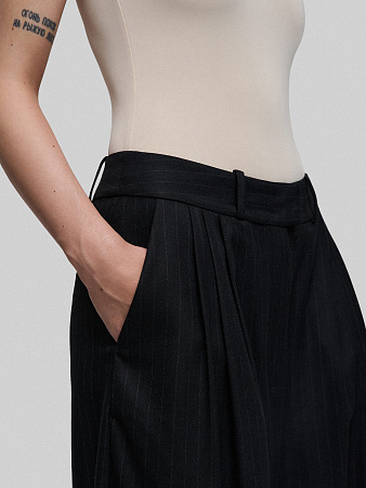 Широкие брюки со складками