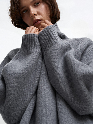 Объемный свитер с высоким воротником