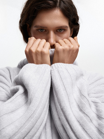 Шерстяной свитер с воротником-стойкой