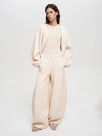 Объемные трикотажные брюки