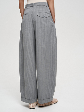 Классические брюки свободного кроя