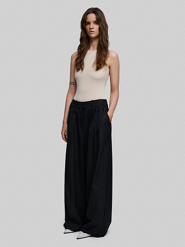 Широкие брюки со складками